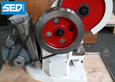 Utilisation en laboratoire de l'équipement de presse à comprimé à percussion unique pour la production de petits lots